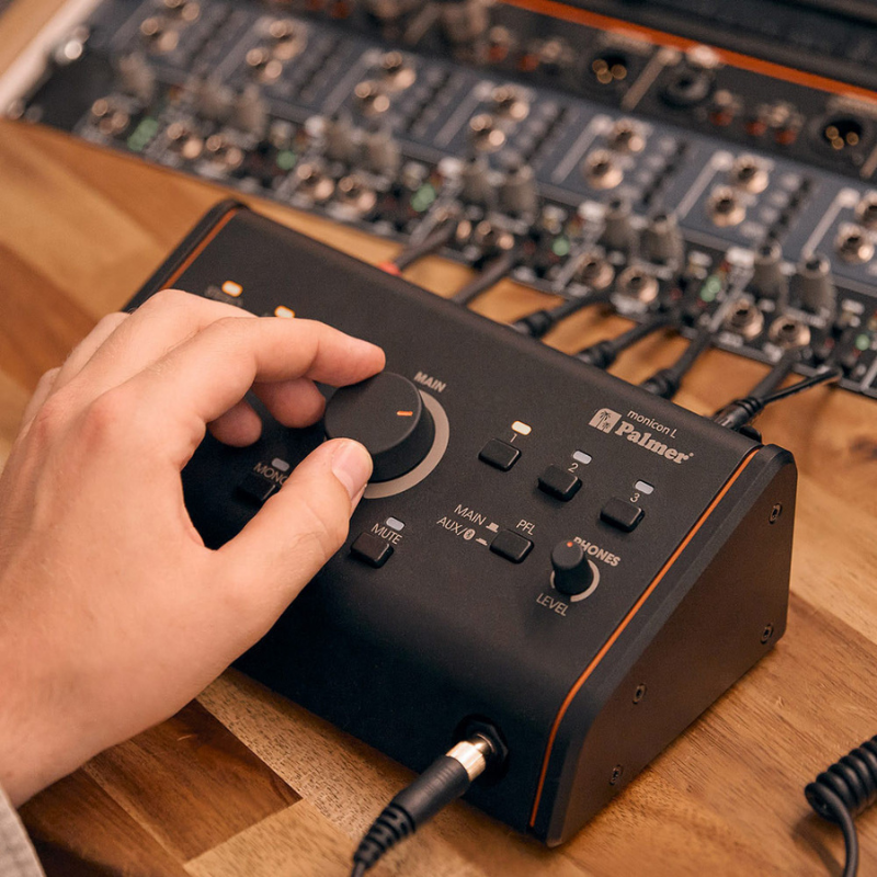 Palmer MONICON L G2 Active / Passive Monitor Controller Large in Action