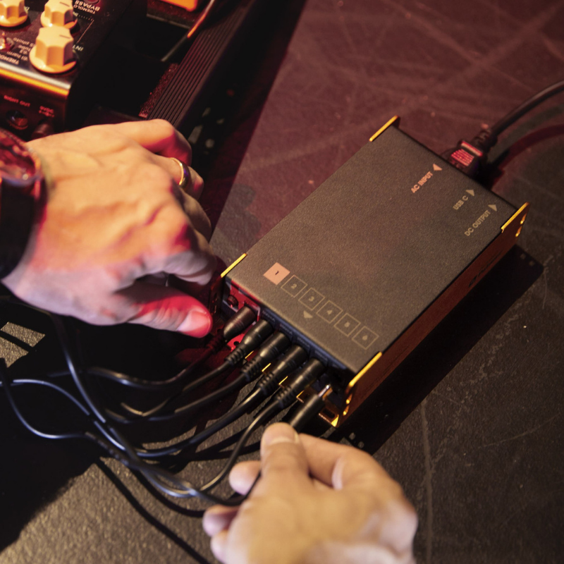 Palmer PWT 06 IEC - Universal Pedalboard Power Supply in Action